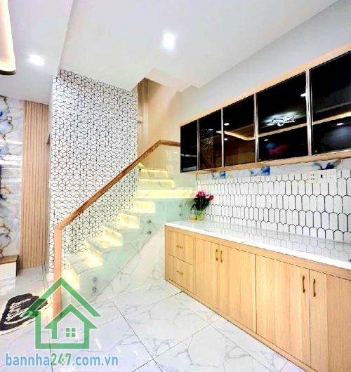 TỶ - NHÀ XE HƠI ĐỖ CỬA – ĐƯỜNG SỐ 6 – QUẬN BÌNH TÂN - NHÀ MỚI ĐẸP 100% – FULL NỘI THẤT – XEM NHÀ 24/24 Diện tích: 19m² (5 x 4,5)m Kết cấu: 2 tầng BTCT kiên cố - 2PN - WC
