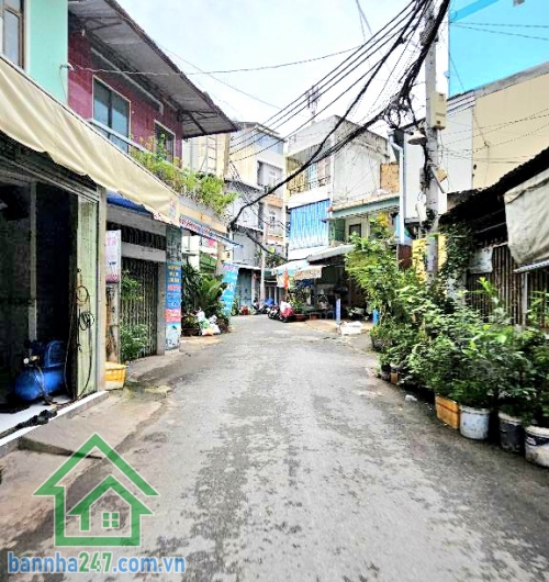CHỈ 2,4 TỶ – SIÊU PHẨM TÂN BÌNH – 3 TẦNG – NỞ HẬU – HẺM XE HƠI 4M – 2PN – 2WC * Hẻm xe hơi 4 chỗ, không lộ giới * Kết cấu: trệt – lửng – lầu, 2PN – 2WC * DT 13m² (3,3 × 3,8m), nở hậu tài lộc.