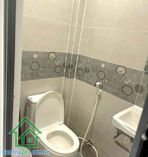 CHỈ 2,4 TỶ – SIÊU PHẨM TÂN BÌNH – 3 TẦNG – NỞ HẬU – HẺM XE HƠI 4M – 2PN – 2WC * Hẻm xe hơi 4 chỗ, không lộ giới * Kết cấu: trệt – lửng – lầu, 2PN – 2WC * DT 13m² (3,3 × 3,8m), nở hậu tài lộc.