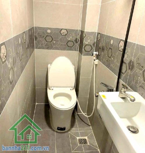 CHỈ 2,4 TỶ – SIÊU PHẨM TÂN BÌNH – 3 TẦNG – NỞ HẬU – HẺM XE HƠI 4M – 2PN – 2WC * Hẻm xe hơi 4 chỗ, không lộ giới * Kết cấu: trệt – lửng – lầu, 2PN – 2WC * DT 13m² (3,3 × 3,8m), nở hậu tài lộc.
