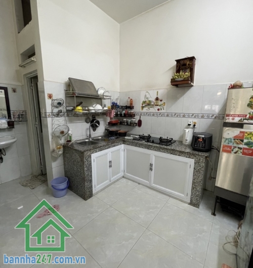 CHỈ 4.3 TỶ – NHÀ 3 TẦNG BTCT – GIÁP LÊ THÚC HOẠCH, TÂN HƯƠNG – KHU DÂN CƯ ĐÔNG ĐÚC * DT: 4x11.5m vuông vức. * Kết cấu: trệt, lầu, sân thượng – 2PN, 2WC. * Hẻm 3 gác. 