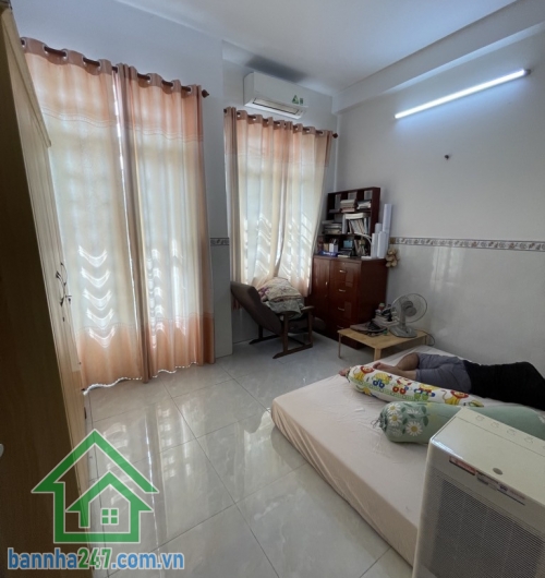 CHỈ 4.3 TỶ – NHÀ 3 TẦNG BTCT – GIÁP LÊ THÚC HOẠCH, TÂN HƯƠNG – KHU DÂN CƯ ĐÔNG ĐÚC * DT: 4x11.5m vuông vức. * Kết cấu: trệt, lầu, sân thượng – 2PN, 2WC. * Hẻm 3 gác. 