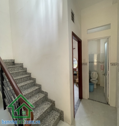 CHỈ 4.3 TỶ – NHÀ 3 TẦNG BTCT – GIÁP LÊ THÚC HOẠCH, TÂN HƯƠNG – KHU DÂN CƯ ĐÔNG ĐÚC * DT: 4x11.5m vuông vức. * Kết cấu: trệt, lầu, sân thượng – 2PN, 2WC. * Hẻm 3 gác. 