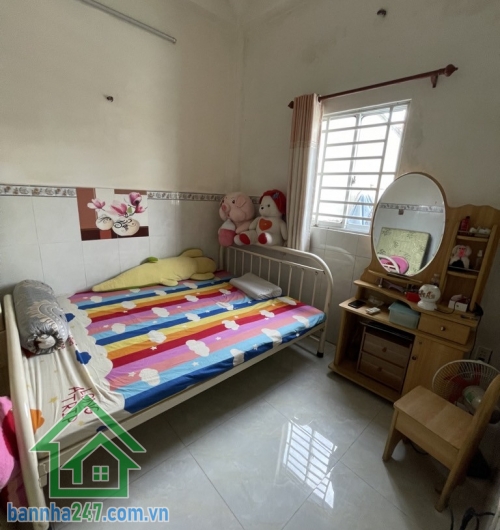 CHỈ 4.3 TỶ – NHÀ 3 TẦNG BTCT – GIÁP LÊ THÚC HOẠCH, TÂN HƯƠNG – KHU DÂN CƯ ĐÔNG ĐÚC * DT: 4x11.5m vuông vức. * Kết cấu: trệt, lầu, sân thượng – 2PN, 2WC. * Hẻm 3 gác. 