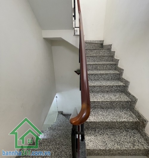 CHỈ 4.3 TỶ – NHÀ 3 TẦNG BTCT – GIÁP LÊ THÚC HOẠCH, TÂN HƯƠNG – KHU DÂN CƯ ĐÔNG ĐÚC * DT: 4x11.5m vuông vức. * Kết cấu: trệt, lầu, sân thượng – 2PN, 2WC. * Hẻm 3 gác. 