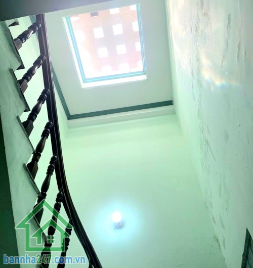 CHỈ 15,2 TỶ - NHÀ 4 TẦNG BTCT – 7 PHÒNG CHO THUÊ – DÒNG TIỀN 43–45 TRIỆU/THÁNG- SÁT SÂN BAY TÂN SƠN NHẤT – 3 CĂN RA ĐƯỜNG LỚN KẾT NỐI GA T1 – T3 - Vị trí cực hiếm: Hẻm 5m thông, xe hơi đậu cửa. Chỉ 3 căn ra đường lớn, kết nối nhanh Cộng Hoà – Thăng Long 
