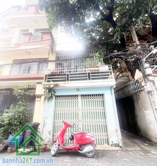 HẺM XE TẢI – NHÀ 2 TẦNG – 48M2 – GIÁ CHỈ 5.2 TỶ Diện tích: 48m2 (3.8 x 13m), công nhận 43m2. Kết cấu: 1 trệt, 1 lầu, gồm 2 phòng ngủ, 2 vệ sinh. Hẻm 6m thông