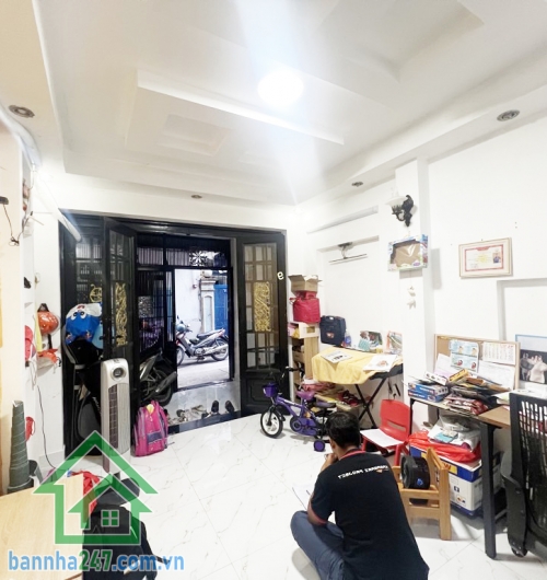 CHỈ 6,3 TỶ – HẺM 3 GÁC – NGAY LĂNG CHA CẢ – 45M2 – 2 TẦNG – NỞ HẬU 6M – GẦN MẶT TIỀN – 3PN – 2WC Diện tích: 45m2 (3.2 x 9m), nở hậu 6m Kết cấu: 1 trệt 1 lầu. 3 PN, 2 WC (có phòng ngủ tầng trệt)