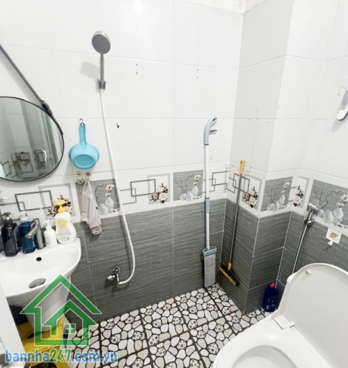 CHỈ 6,3 TỶ – HẺM 3 GÁC – NGAY LĂNG CHA CẢ – 45M2 – 2 TẦNG – NỞ HẬU 6M – GẦN MẶT TIỀN – 3PN – 2WC Diện tích: 45m2 (3.2 x 9m), nở hậu 6m Kết cấu: 1 trệt 1 lầu. 3 PN, 2 WC (có phòng ngủ tầng trệt)