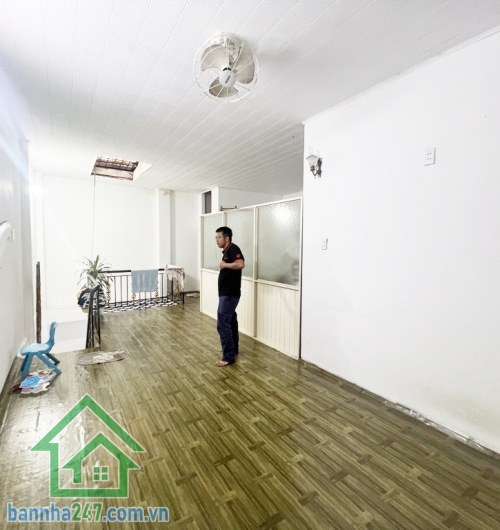 CHỈ 6,3 TỶ – HẺM 3 GÁC – NGAY LĂNG CHA CẢ – 45M2 – 2 TẦNG – NỞ HẬU 6M – GẦN MẶT TIỀN – 3PN – 2WC Diện tích: 45m2 (3.2 x 9m), nở hậu 6m Kết cấu: 1 trệt 1 lầu. 3 PN, 2 WC (có phòng ngủ tầng trệt)
