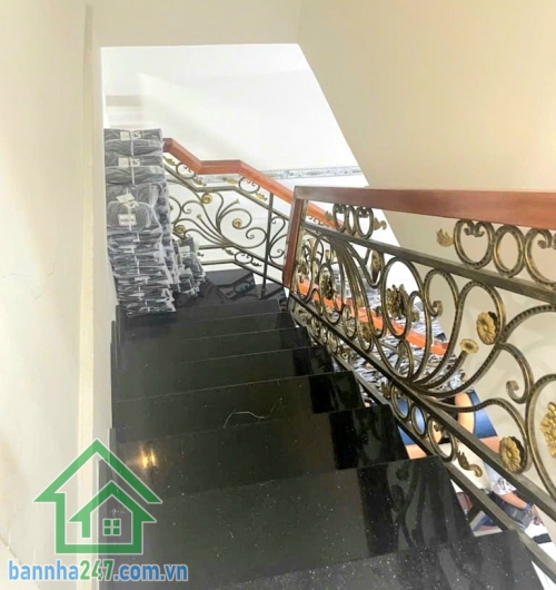 CHỈ 5,89 TỶ – HXH NHỰA THÔNG – NHÀ ĐẸP ĐƯỜNG LÔ TƯ – GIÁP TÂN PHÚ - DT: 90M² - 4PN 4WC * Diện tích: 90m² (5 x 18m) * Kết cấu: 1 trệt 1 lầu (2 tầng) Công năng 4PN - 4WC