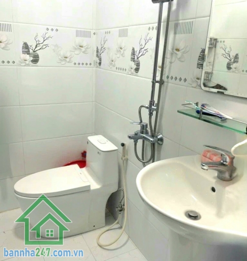 CHỈ 5,89 TỶ – HXH NHỰA THÔNG – NHÀ ĐẸP ĐƯỜNG LÔ TƯ – GIÁP TÂN PHÚ - DT: 90M² - 4PN 4WC * Diện tích: 90m² (5 x 18m) * Kết cấu: 1 trệt 1 lầu (2 tầng) Công năng 4PN - 4WC