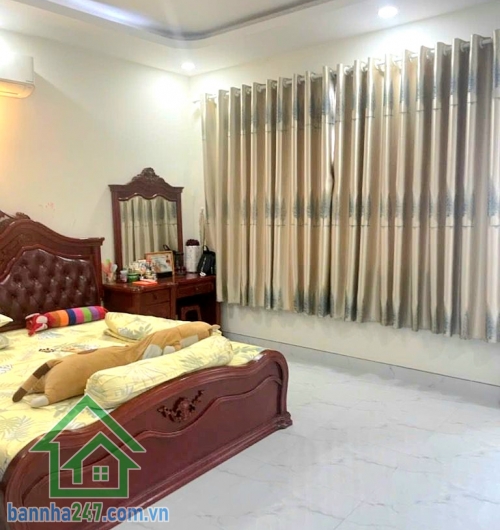 CHỈ 5,89 TỶ – HXH NHỰA THÔNG – NHÀ ĐẸP ĐƯỜNG LÔ TƯ – GIÁP TÂN PHÚ - DT: 90M² - 4PN 4WC * Diện tích: 90m² (5 x 18m) * Kết cấu: 1 trệt 1 lầu (2 tầng) Công năng 4PN - 4WC