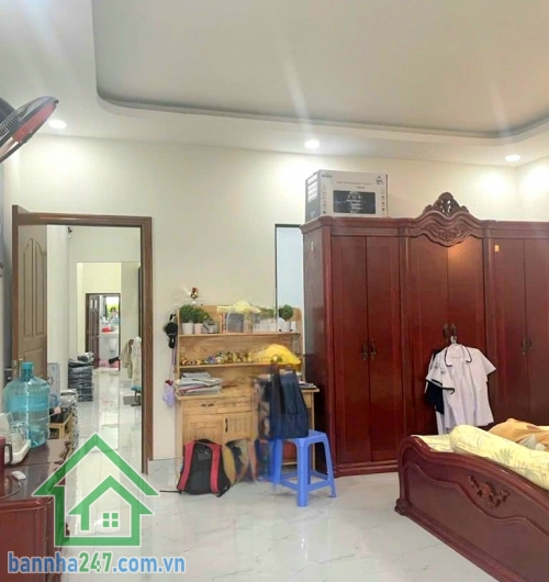 CHỈ 5,89 TỶ – HXH NHỰA THÔNG – NHÀ ĐẸP ĐƯỜNG LÔ TƯ – GIÁP TÂN PHÚ - DT: 90M² - 4PN 4WC * Diện tích: 90m² (5 x 18m) * Kết cấu: 1 trệt 1 lầu (2 tầng) Công năng 4PN - 4WC