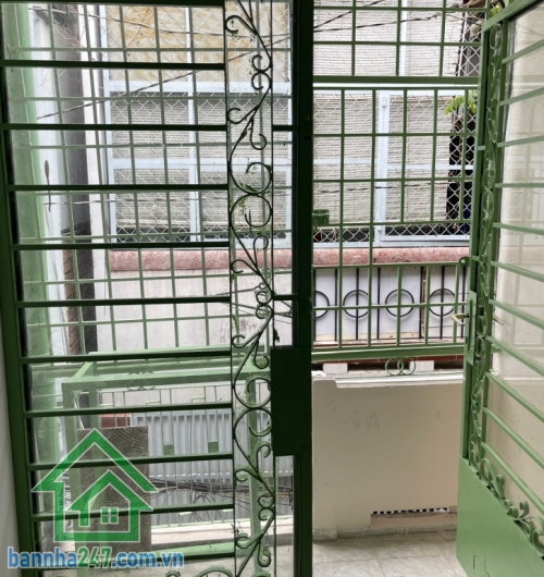 CHỈ 2.8 TỶ – NHÀ FULL NỘI THẤT – GẦN CHỢ – HẺM BA GÁC DT: 23m² (2.2 x 10.3m), không lộ giới, khu dân cư hiện hữu Kết cấu: 1 trệt 1 lầu, 2PN – 1WC, nhà mới tinh, vào ở ngay. 
