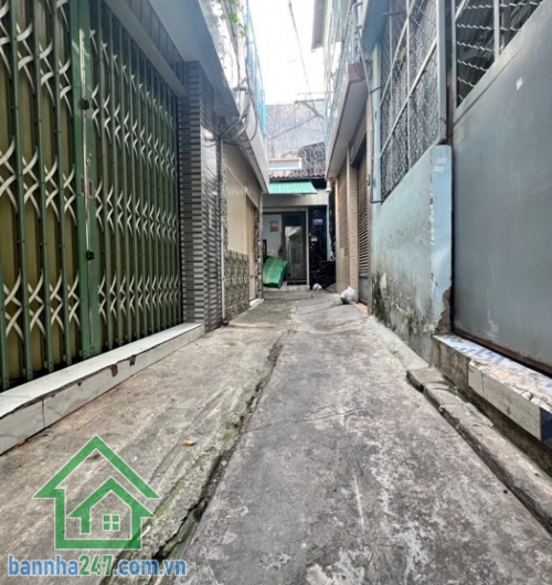 CHỈ 2.8 TỶ – NHÀ FULL NỘI THẤT – GẦN CHỢ – HẺM BA GÁC DT: 23m² (2.2 x 10.3m), không lộ giới, khu dân cư hiện hữu Kết cấu: 1 trệt 1 lầu, 2PN – 1WC, nhà mới tinh, vào ở ngay. 