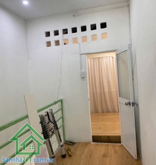 CHỈ 2.8 TỶ – NHÀ FULL NỘI THẤT – GẦN CHỢ – HẺM BA GÁC DT: 23m² (2.2 x 10.3m), không lộ giới, khu dân cư hiện hữu Kết cấu: 1 trệt 1 lầu, 2PN – 1WC, nhà mới tinh, vào ở ngay. 