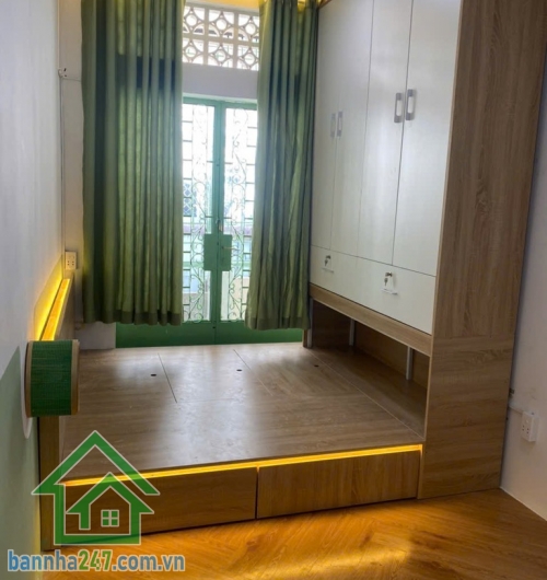 CHỈ 2.8 TỶ – NHÀ FULL NỘI THẤT – GẦN CHỢ – HẺM BA GÁC DT: 23m² (2.2 x 10.3m), không lộ giới, khu dân cư hiện hữu Kết cấu: 1 trệt 1 lầu, 2PN – 1WC, nhà mới tinh, vào ở ngay. 
