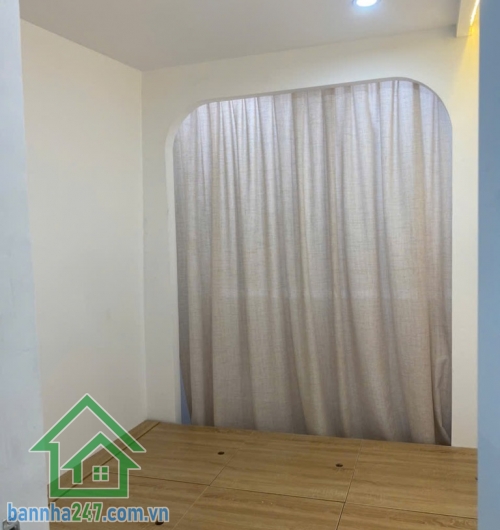 CHỈ 2.8 TỶ – NHÀ FULL NỘI THẤT – GẦN CHỢ – HẺM BA GÁC DT: 23m² (2.2 x 10.3m), không lộ giới, khu dân cư hiện hữu Kết cấu: 1 trệt 1 lầu, 2PN – 1WC, nhà mới tinh, vào ở ngay. 