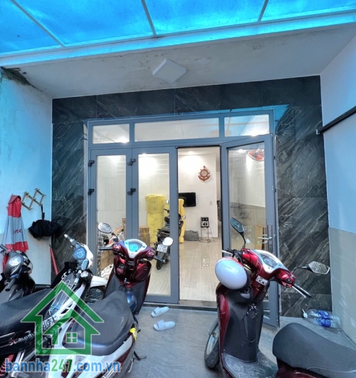 CHỈ 6.3 TỶ – NHÀ ĐẸP BÙI THỊ XUÂN – DT 67M² - 3PN – 3WC (4.95 x 17)m – Kết cấu 1 trệt 1 lầu, gồm 3PN – 3WC – PK – Bếp. Có giếng trời thoáng mát, sân để xe rộng. 