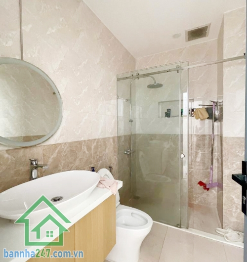 CHỈ 13,5 TỶ – MTKD ĐƯỜNG 10M - LỀ 3M - KHU VIP TÊN LỬA – NGANG 5M – 3 TẦNG – 4PN - 5WC  Diện tích chuẩn ngang 5m, đường 10m có lề 3m, thuận tiện đậu xe Kết cấu 1 trệt, 2 lầu, gồm 4 phòng ngủ rộng rãi.