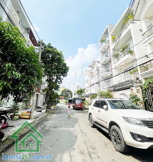 CHỈ 13,5 TỶ – MTKD ĐƯỜNG 10M - LỀ 3M - KHU VIP TÊN LỬA – NGANG 5M – 3 TẦNG – 4PN - 5WC  Diện tích chuẩn ngang 5m, đường 10m có lề 3m, thuận tiện đậu xe Kết cấu 1 trệt, 2 lầu, gồm 4 phòng ngủ rộng rãi.