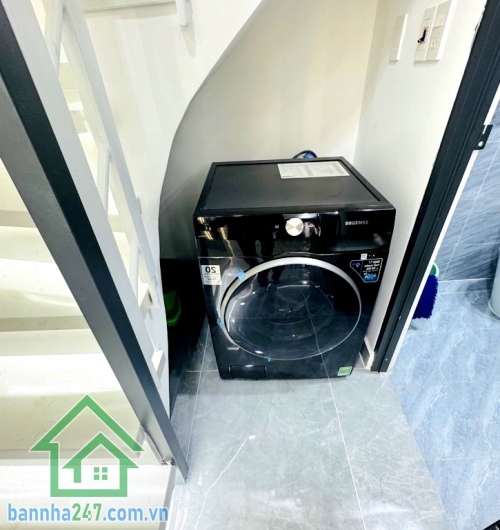CHỈ 3,35 TỶ - NHÀ PHẠM VĂN BẠCH, TRẦN THÁNH TÔNG – HẺM 3M, GẦN Ô TÔ – FULL NỘI THẤT – SHR Diện tích: 21m² (3,2x6,6)m, công nhận 19m², vuông A4. Kết cấu: 2 tầng + lửng.