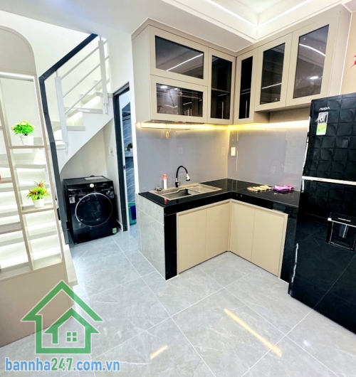 CHỈ 3,35 TỶ - NHÀ PHẠM VĂN BẠCH, TRẦN THÁNH TÔNG – HẺM 3M, GẦN Ô TÔ – FULL NỘI THẤT – SHR Diện tích: 21m² (3,2x6,6)m, công nhận 19m², vuông A4. Kết cấu: 2 tầng + lửng.