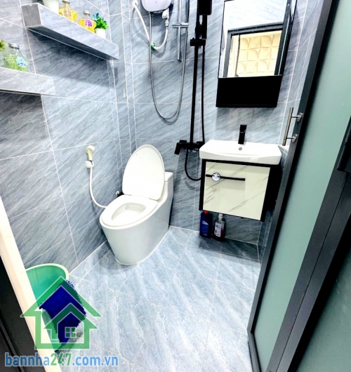 CHỈ 3,35 TỶ - NHÀ PHẠM VĂN BẠCH, TRẦN THÁNH TÔNG – HẺM 3M, GẦN Ô TÔ – FULL NỘI THẤT – SHR Diện tích: 21m² (3,2x6,6)m, công nhận 19m², vuông A4. Kết cấu: 2 tầng + lửng.