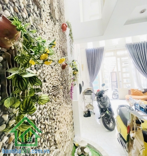 CHỈ 6,1 TỶ - HẺM Ô TÔ – PHAN HUY ÍCH – NHÀ 3 TẦNG BTCT – 45M² (5x9m) – 4PN – 3WC – SỔ RIÊNG Vị trí siêu tiện: Chỉ vài bước chân ra mặt tiền Phan Huy Ích, di chuyển cực nhanh đến nhà ga T3 – sân bay Tân Sơn Nhất, BV, trường học, trung tâm thương mại Thiso 