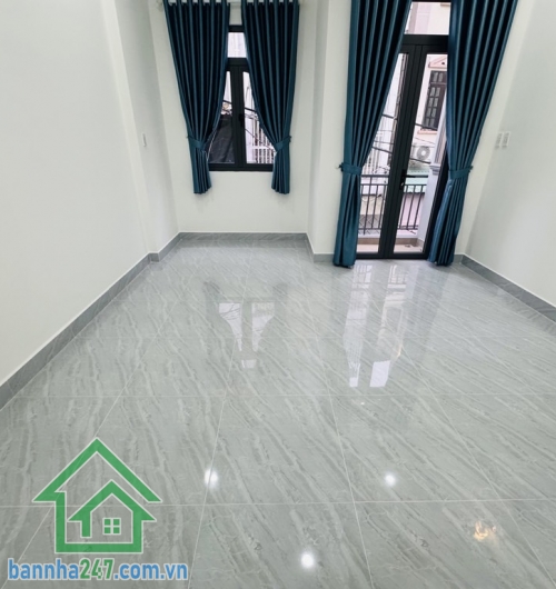 NHỈNH 4 TỶ - BÁN NHÀ MỚI 2 TẦNG – DT 36M² – 2PN – 2WC – TẶNG FULL NỘI THẤT DT: 4 x 9m, sổ vuông A4, công nhận đủ. Kết cấu: 2 tầng mới, 2PN, 2WC, sân để xe máy. Hẻm 3 gác.