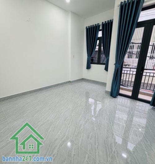 NHỈNH 4 TỶ - BÁN NHÀ MỚI 2 TẦNG – DT 36M² – 2PN – 2WC – TẶNG FULL NỘI THẤT DT: 4 x 9m, sổ vuông A4, công nhận đủ. Kết cấu: 2 tầng mới, 2PN, 2WC, sân để xe máy. Hẻm 3 gác.