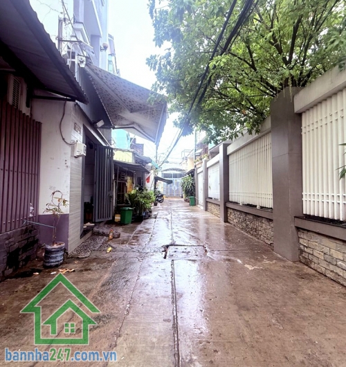 CHỈ 6,4 TỶ – BÁN NHÀ HXH LÊ VĂN QUỚI – 60M2 – 4 TẦNG – 4PN – 5WC Diện tích: 4 x 15m (công nhận 60m2)Kết cấu: 1 trệt, 2 lầu, sân thượng – 4PN, 5WC khép kín.