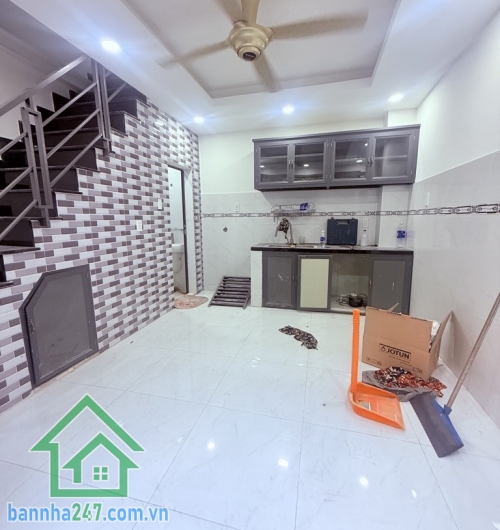 CHỈ 3,2 TỶ – NHÀ 4 TẦNG HẺM XE HƠI TÂN THẮNG – SÁT AEON TÂN PHÚ * DT: 16m² (4 x 4.2), DTSD: 64m² * Kết cấu: 1 trệt 2 lầu, sân thượng – gồm 2PN, 2WC * Hẻm xe hơi thông. 