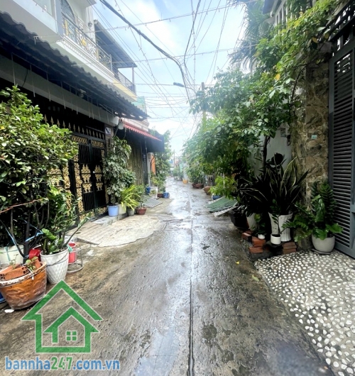 CHỈ 5,4 TỶ – HẺM 4M THÔNG - DT: 64M² (4 x 14)m - NHÀ 2 TẦNG – HƯƠNG LỘ 2 – NGAY NGÃ TƯ 4 XÃ - 2PN, 2WC Vị trí: Hẻm 4m thông, ngay Hương Lộ 2 – ngã tư 4 Xã, khu dân cư an ninh, tiện ích xung quanh: chợ, siêu thị, trường học, bệnh viện Bình Tân. 
