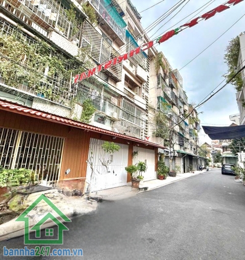 CHỈ 3,3 TỶ – CĂN HỘ MTKD BA VÂN – CC TÂN SƠN NHÌ – 2 TẦNG – SỔ RIÊNG - 2PN – 2WC DT: 45m² (4m x 11,5m)• Kết cấu: 2 TẦNG, 2PN – 2WC• Ở trên – kinh doanh tầng trệt