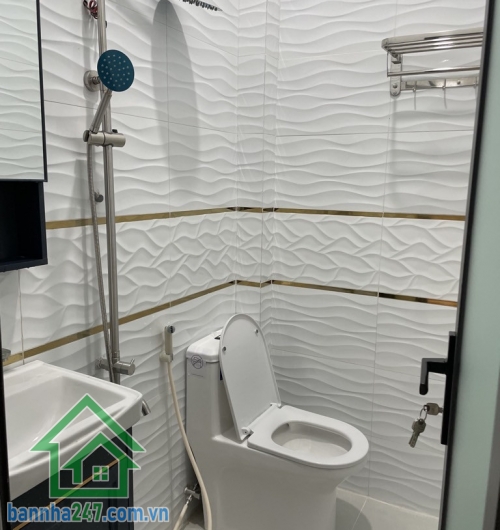 CHỈ 4,4 TỶ – NHÀ 3 TẦNG MỚI – NGAY NI SƯ HUỲNH LIÊN, GIÁP BÀU CÁT – XE HƠI ĐẬU CỬA – 32M2 – 3PN – 3WC * Nhà mới tinh, thiết kế hiện đại, gồm 1 trệt 2 lầu, 3PN - 3WC.