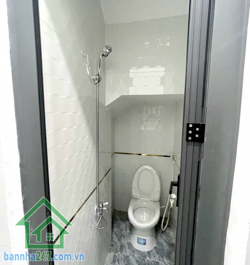 CHỈ 3 TỶ - NHÀ MỚI – MUA VÀO Ở NGAY – CÁCH 10M RA TRƯỜNG SA - TÂN BÌNH – 3 TẦNG, 2 PHÒNG NGỦ, 2 WC Nhà xây mới, kết cấu 3 tầng kiên cố, có ban công trước thoáng mát. 