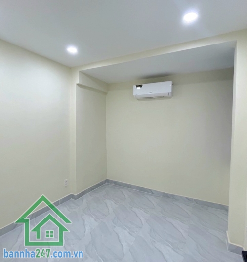 CHỈ 3 TỶ - NHÀ MỚI – MUA VÀO Ở NGAY – CÁCH 10M RA TRƯỜNG SA - TÂN BÌNH – 3 TẦNG, 2 PHÒNG NGỦ, 2 WC Nhà xây mới, kết cấu 3 tầng kiên cố, có ban công trước thoáng mát. 