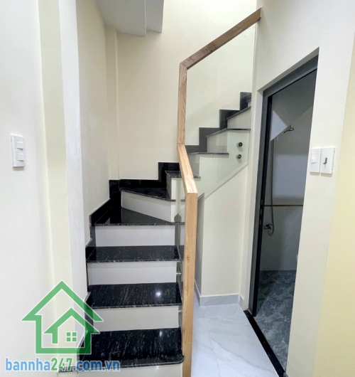CHỈ 3 TỶ - NHÀ MỚI – MUA VÀO Ở NGAY – CÁCH 10M RA TRƯỜNG SA - TÂN BÌNH – 3 TẦNG, 2 PHÒNG NGỦ, 2 WC Nhà xây mới, kết cấu 3 tầng kiên cố, có ban công trước thoáng mát. 