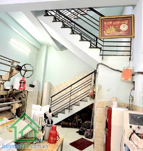 CHỈ 6,5 TỶ – NGAY CHỢ VẢI PHÚ THỌ HÒA – 62M² – 3 TẦNG – LÀM KHO, XƯỞNG, CHDV DÒNG TIỀN 13TR/THÁNG Diện tích: 4x15.5m (62m²) – sổ riêng, pháp lý chuẩn. Kết cấu: 1 trệt 2 lầu + sân thượng, nhà chủ tự xây cực chắc