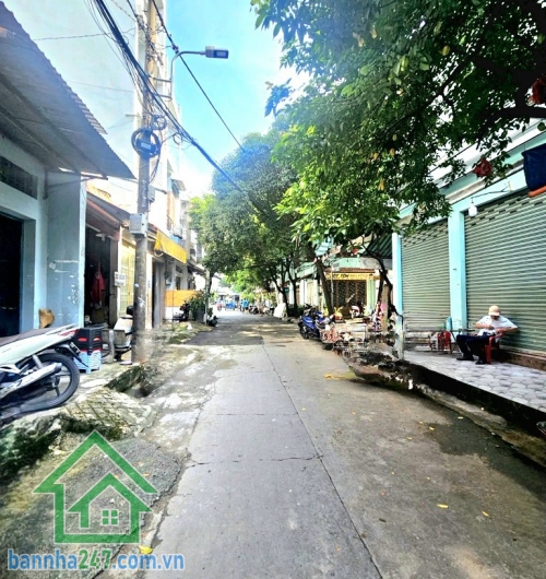CHỈ 10,9 TỶ – HẺM NHỰA 8M THÔNG – KHU VIP BÀU CÁT – NHÀ 4 TẦNG BTCT – 74M² (3,9 x 21)m – 4PN – 4WC Mô tả: * Vị trí đắc địa, khu phố ẩm thực Đồng Đen – Bàu Cát.