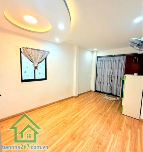 CHỈ 4,5 TỶ - PHẠM VĂN HAI – TÂN BÌNH – NHÀ 3 MẶT HẺM CỰC THOÁNG – 2PN, 2WC DT: 31m², kết cấu 1 trệt 1 lầu, gồm 2PN, 2WC, nhà mới, dọn vào ở ngay. Nhà 3 mặt hẻm