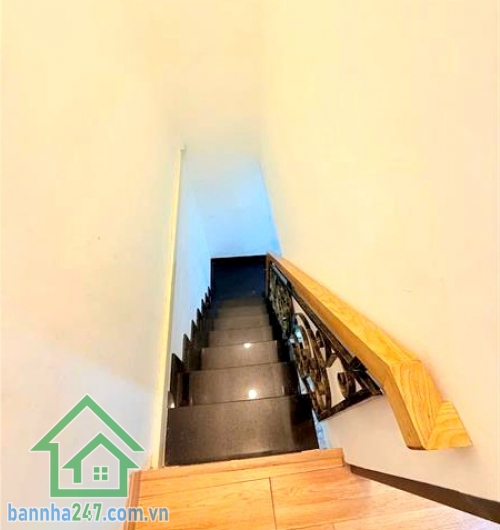 CHỈ 4,5 TỶ - PHẠM VĂN HAI – TÂN BÌNH – NHÀ 3 MẶT HẺM CỰC THOÁNG – 2PN, 2WC DT: 31m², kết cấu 1 trệt 1 lầu, gồm 2PN, 2WC, nhà mới, dọn vào ở ngay. Nhà 3 mặt hẻm