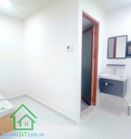 CHỈ 3,45 TỶ – NHÀ MỚI ĐẸP – HẺM XE HƠI – GẦN AEON MALL TÂN PHÚ – TẶNG FULL NỘI THẤT - 2PN – 2WC * Diện tích: 3,5 x 8m * Diện tích sử dụng: 58m² * Kết cấu: 1 trệt 1 lầu * Công năng: 2PN – 2WC