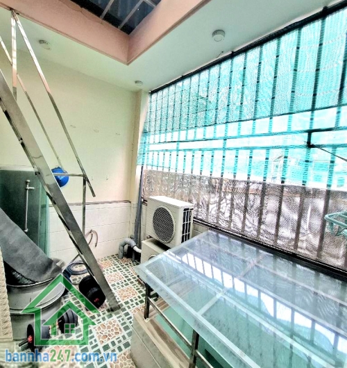 CHỈ 8.6 TỶ – HẺM 10M THÔNG – HƯƠNG LỘ 2 – NHÀ 4 TẦNG BTCT – DT: 80M² – 4PN - 4WC - NỘI THẤT GỖ CAO CẤP Vị trí: Gần Hương Lộ 2, trung tâm Bình Tân – hẻm xe hơi rộng 8m.