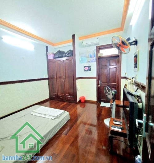 CHỈ 8.6 TỶ – HẺM 10M THÔNG – HƯƠNG LỘ 2 – NHÀ 4 TẦNG BTCT – DT: 80M² – 4PN - 4WC - NỘI THẤT GỖ CAO CẤP Vị trí: Gần Hương Lộ 2, trung tâm Bình Tân – hẻm xe hơi rộng 8m.