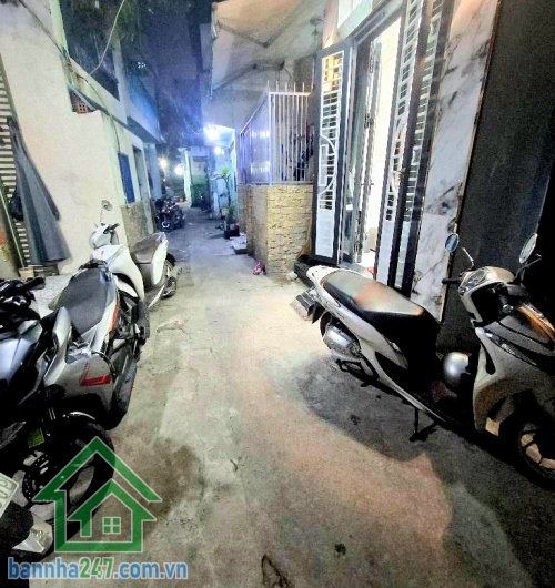 CHỈ 5,08 TỶ – TRUNG TÂM QUẬN 10 - HẺM 4M – 4 TẦNG BTCT – 3PN – 4WC - GẦN BV HÒA HẢO – CHỢ RẪY – UEH Kết cấu: 4 Tầng BTCT (1 trệt, 3 lầu), ban công thoáng, 3PN - 4WC, Đúc BTCT chắc chắn, mua về ở ngay