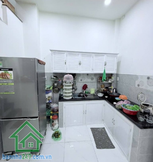 CHỈ 3,65 TỶ – GÓC – DT: 35m² (5×7)m – DTSD 70m² - 2 TẦNG BTCT – GẦN CHỢ TÂN HƯƠNG - 2PN – 2WC Kết cấu: 1 trệt – 1 lầu BTCT, 2PN – 2WC – ban công thoáng. Hẻm 4m lô góc, nhà sáng – thoáng – mát. Gần chợ Tân Hương – trường học – nhà thờ, khu dân cư sầm uất.