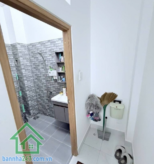 CHỈ 3,65 TỶ – GÓC – DT: 35m² (5×7)m – DTSD 70m² - 2 TẦNG BTCT – GẦN CHỢ TÂN HƯƠNG - 2PN – 2WC Kết cấu: 1 trệt – 1 lầu BTCT, 2PN – 2WC – ban công thoáng. Hẻm 4m lô góc, nhà sáng – thoáng – mát. Gần chợ Tân Hương – trường học – nhà thờ, khu dân cư sầm uất.